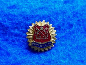 INSIGNIA SOLAPA DORADA Y ESMALTADA CRESTA DE LA CIUDAD DE WILLIAM CORONA DE LOS PRIMEROS REYES, ESCOCIA - Imagen 1 de 3