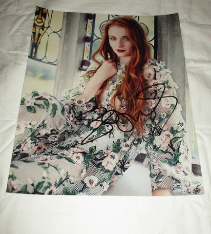 SOPHIE TURNER SIGNED 11X14 PHOTO 3 Cover