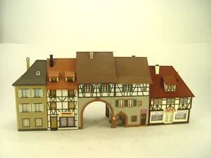 4 Stck. Stadthäuser - m. Stadttor- Faller HO Fertigmodelle - #98 - gebr. - Bild 1 von 4