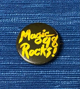 Estación de radio vintage Magic 98 Rocks Pinback botón Bakersfield CA coleccionable - Imagen 1 de 2