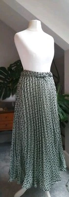 M, H&M, verde​ blanco. Lámina de hilo dorado patrón geométrico gasa plisada midi... Foto 1 de 4