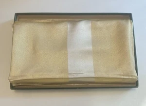 Tovaglia e 10 tovaglioli vintage oro scintillante lama 62” 20” vacanza - Foto 1 di 9