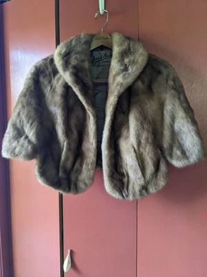 Envoltura visón marrón claro vintage años 60 para mujer. con bolsillos Foto 1 de 4