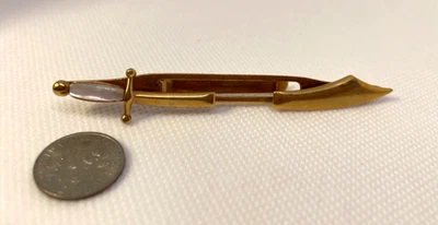 Barra de corbata Swank tono dorado mediados de siglo motivo de espada madreperla mango con incrustación  Foto 1 de 4