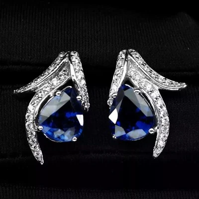 Aretes de zafiro azul simulado corte pera de 3,20 quilates enchapados en oro blanco de 14 k Foto 1 de 4