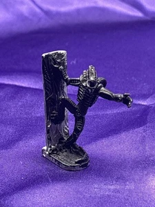 Leading Edge Games 1991 Aliens Warriors One Painted Metal Figure Black 1.75" - Picture 1 of 5