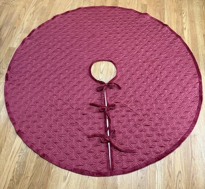 Gonna albero di Natale trapuntata 60" Balsam Hill Lancaster velluto rosso cardinale nuova senza etichette - Immagine 1 di 4