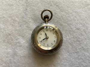 Pequeño reloj de bolsillo mecánico vintage con cuerda - Imagen 1 de 5