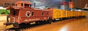 NORTHERN PACIFIC RAILWAY CABOOSE N.P. 1987 & a CUT of RAILCARS NP & BR HO SCALE - Picture 1 of 12