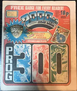 2000AD ft JUDGE DREDD - PROG 300 WITH BADGE/GIFT - NO MARK - EXCELLENT CONDITION - Picture 1 of 5