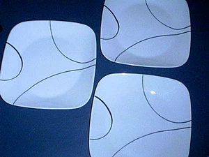 Juego de 3 Platos de Almuerzo/Merienda CORELLE Vitrelle 9" Blanco con Negro LÍNEAS SIMPLES - Imagen 1 de 3