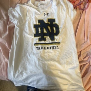 Notre Dame Track And Feild Team Issued Shirt Xtra Small Heatgear Under Armour - Bild 1 von 3