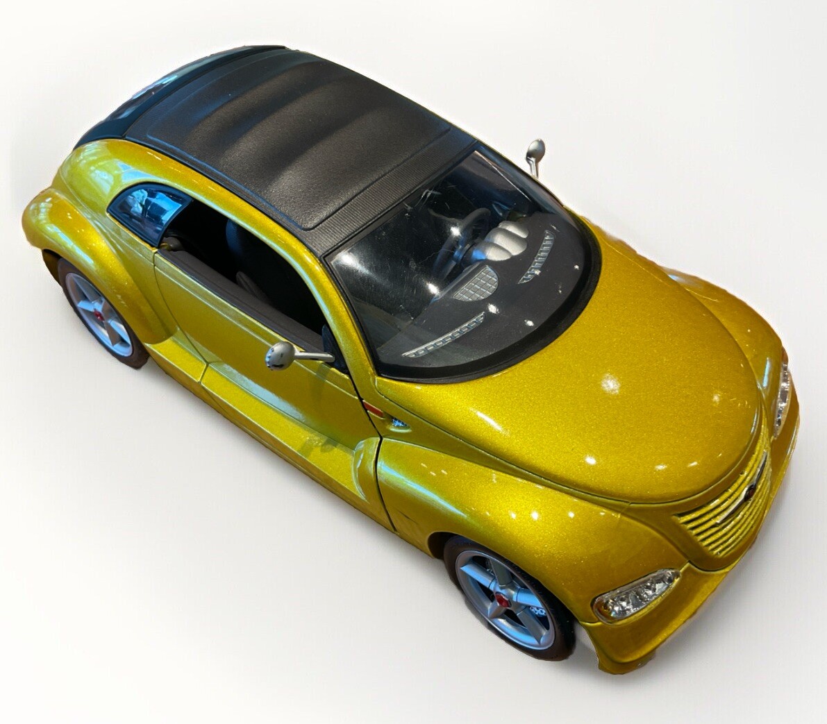 PT CRUISER ミニカー Gate 1/18 Scale Diecast 01092 - 2001 Chrysler PT Cruiser Red