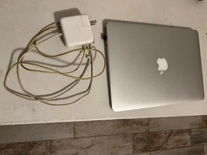 Apple MacBook Air A1466 EMC 2925 Core i5-5250U 1.6 GHz 250 GB SSD macOS El Capit - Picture 1 of 11