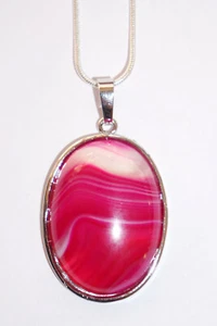 Silberkette mit pinkkfarbenem Achat-Anhänger - Bild 1 von 4