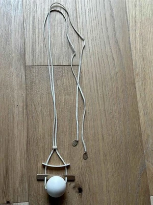 Colar de couro Marla Wynne tom dourado e gota geométrica de borracha 32,5" - Imagem 1 de 4