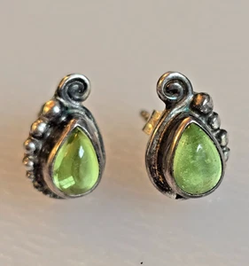 Pendientes de plata esterlina Sajen peridoto en forma de lágrima - tachuelas pequeñas - Imagen 1 de 5