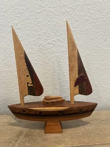 Barca a vela in legno tricolore intarsiato su piedistallo nicaragua souvenir 8x7" - Foto 1 di 8