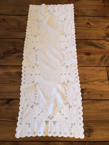 Vintage White Cutout & Embroidered Cotton Table Runner Dresser Scarf - Picture 1 of 7