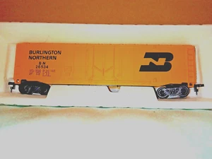 BURLINGTON NORTHERN BOX CAR IN YELLOW, HORN HOOK COUPLERS NEW HO SCALE BACHMANN - Picture 1 of 7