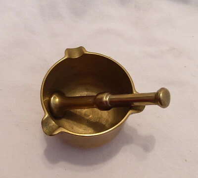 Ancien petit mortier et pilon en laiton - Photo 1/4