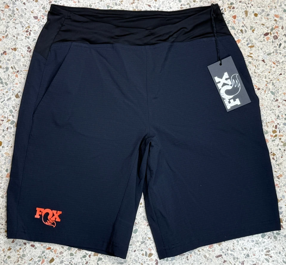 Shorts feminino Fox Racing preto transferência desempenho tamanho médio - Imagem 1 de 4