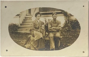 CARTOLINA FOTOGRAFICA REALE RPPC~UOMO IN DENIM A RIGHE E CAMICIA con DONNA & CANE - Foto 1 di 3
