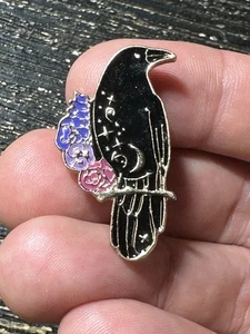 Krähe Blumen Anstecknadel Abzeichen Mütze Jacke Weste K574 - Bild 1 von 2