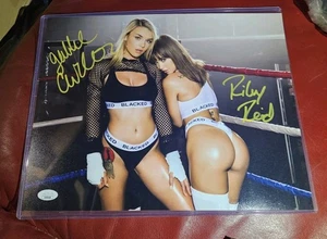 Foto autografiada por Riley Reid Gabbie Carter doble firmada 11x14 estrella adulta certificado de autenticidad JSA - Imagen 1 de 4