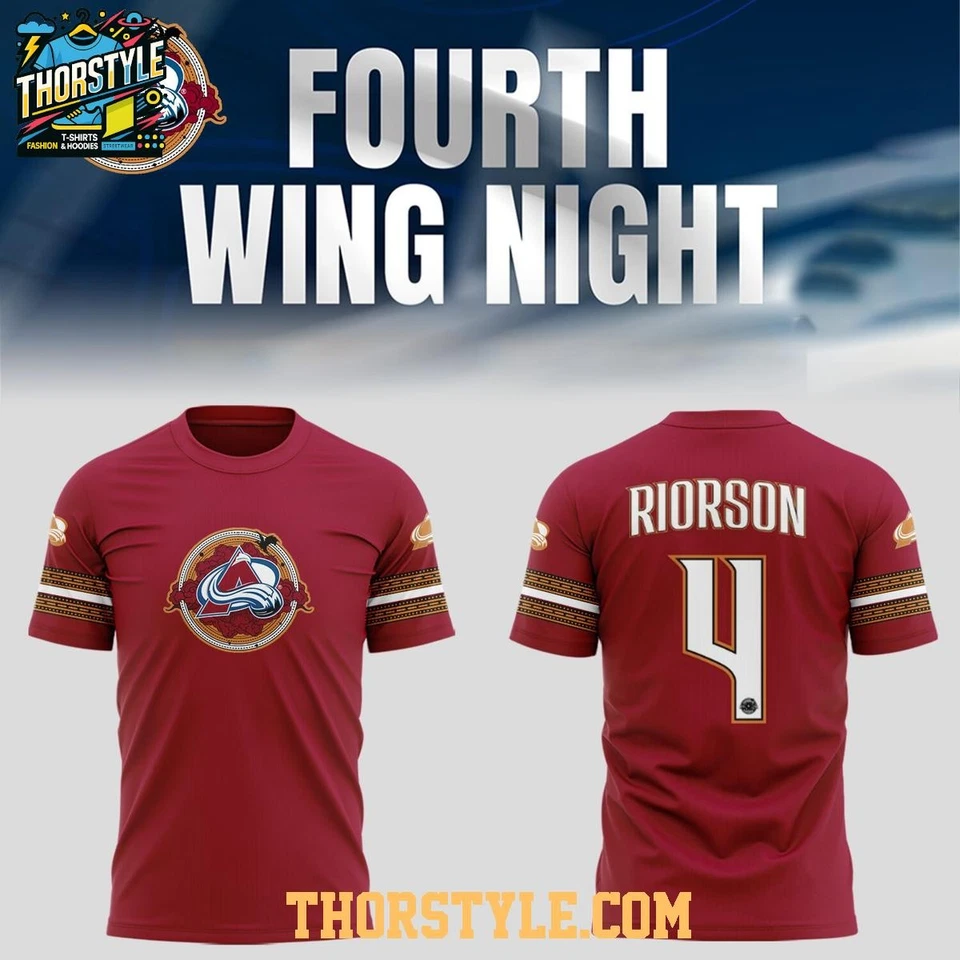 Camiseta personalizada Colorado Avalanche Fourth Wing Night 2025 Xaden Riorson Foto 1 de 2