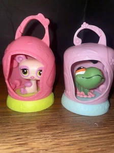 McDonald’s Spielzeug 4 Zoll Mini Wackelkopf Littlest Pet Shop Eichhörnchen & Frosch im Käfig - Bild 1 von 3