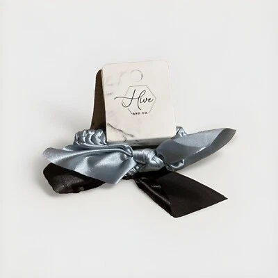 Paquete de 2 corbatas para el cabello con lazo Hive & Co - elegantes azules y grises - elegante accesorio para el cabello Foto 1 de 2