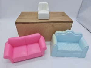 Vintage Playskool viktorianisches Puppenhaus blaue Couch (Verfärbung) rosa Couch, weißer Stuhl - Bild 1 von 19
