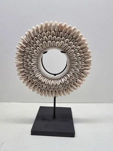 Collar Cowrie Shell sobre Soporte Negro Papúa Nueva Guinea - Nativo 9" Hecho a Mano - Imagen 1 de 18