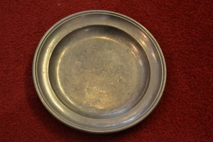 Plato de estaño, 18 cm de diámetro, siglo XIX. - Imagen 1 de 3