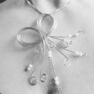 CIONDOLO Donna Bigiotteria Tecnica wire alluminio argento e perle - Foto 1 di 4