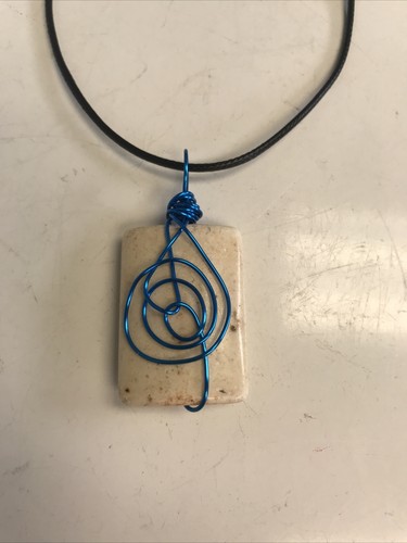 OFF WHITE Collana avvolta in filo di turchese bianco sporco con filo blu 672