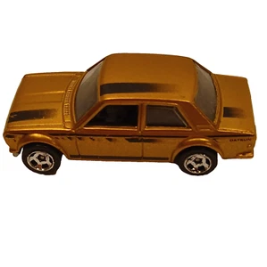 Hot Wheel 2013 Datson Bluebird S10 Cool Classic Gold Black Strip senza confezione usato - Foto 1 di 6