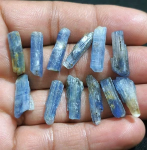 Fantástico lote de 12 piezas de cianita azul crudo tamaño 18-20 mm increíble piedra preciosa suelta rara - Imagen 1 de 6