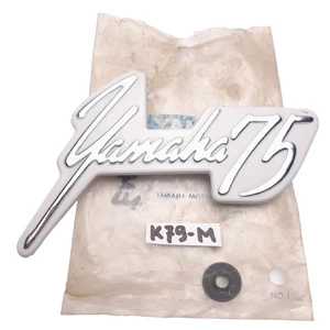 Yamaha 70 U7 U7E V70 V75 Front Emblem Leg Shield NOS - Foto 1 di 5