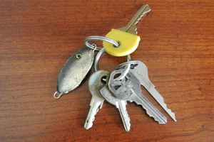 AUGUST OSAGE COUNTY Movie Prop KEYCHAIN KEY RING Meryl Streep JULIA ROBERTS coa - Picture 1 of 1