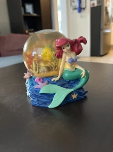 Mappamondo di neve vintage Disney Sirenetta 4" Ariel Flounder Sebastian da collezione - Foto 1 di 8