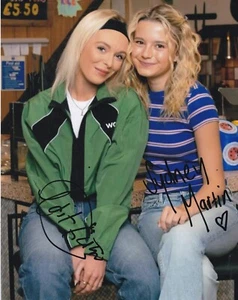 Sydney Martin / Cait Fitton *HANDSIGNIERT* 8x10 Foto ~ Coronation Street - Bild 1 von 1