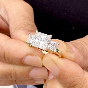 Anello di Fidanzamento Moissanite Tre Pietre Taglio Principessa Oro Giallo Solido 14K 3,00ct - Foto 1 di 13