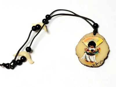Gargantilla Ted DeGrazia Resina Pintada a Mano Niño con Flores Cuero Cordón Multicolor Foto 1 de 4