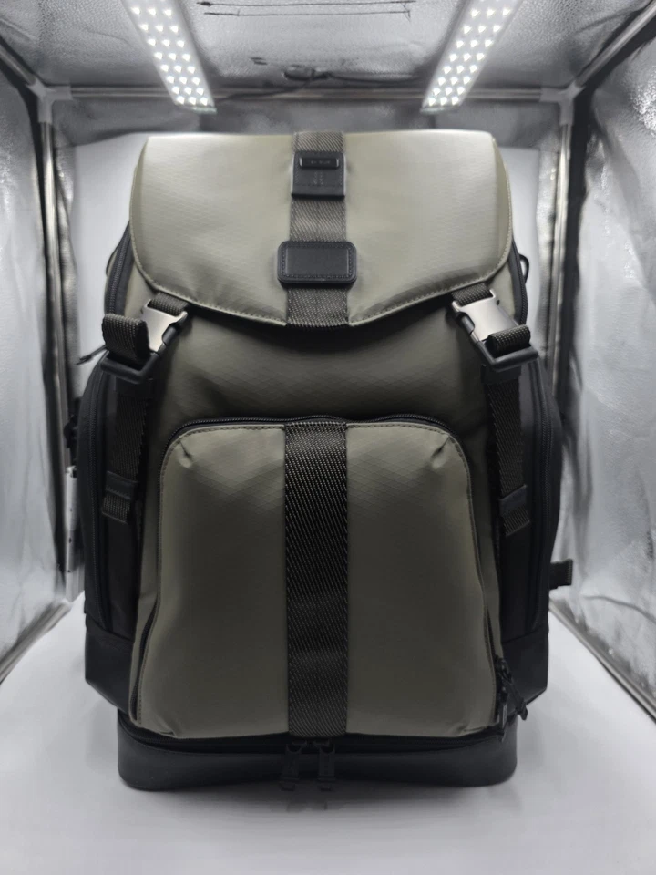 NUEVA Mochila Tumi CARLISLE 20,0” Inspirada en el Ejército con Tapa con Solapa - Verde Salvia y Negro Foto 1 de 4