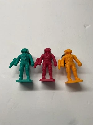 Lote de 3 bonecos de astronauta de brinquedo de plástico de substituição Omega Virus Commando - Imagem 1 de 2