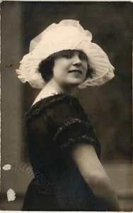 Cartolina romantica donna '900 glamour vintage (P244) - Foto 1 di 2