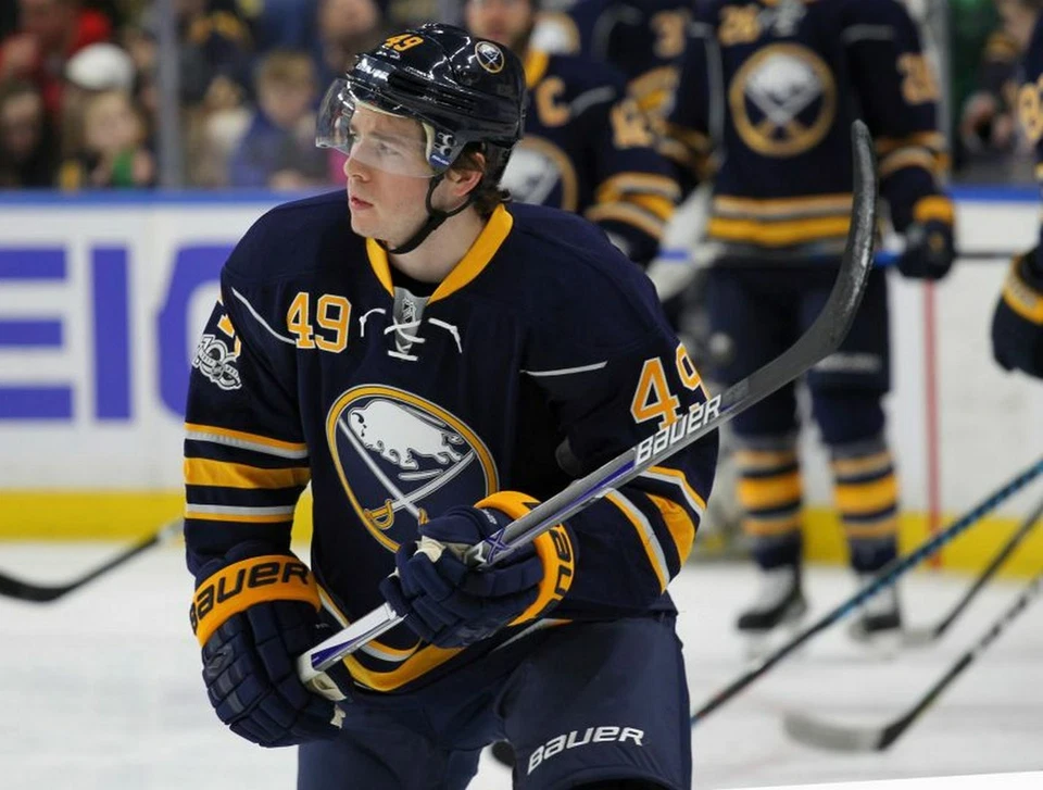 CJ SMITH 8X10 PHOTO HOCKEY BUFFALO SABRES PICTURE NHL CLOSE UP - Image 1 of 1