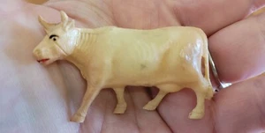 Villaggio di Natale mucca vintage 2 1/8" plastica dura senza marchio - Foto 1 di 5